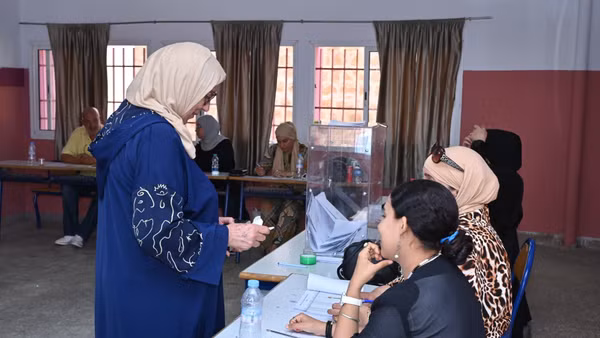 Cử tri bỏ phiếu trong cuộc bầu cử Hạ viện tại Rabat, Morocco, ngày 23/9/2026. (Ảnh: THX/TTXVN)