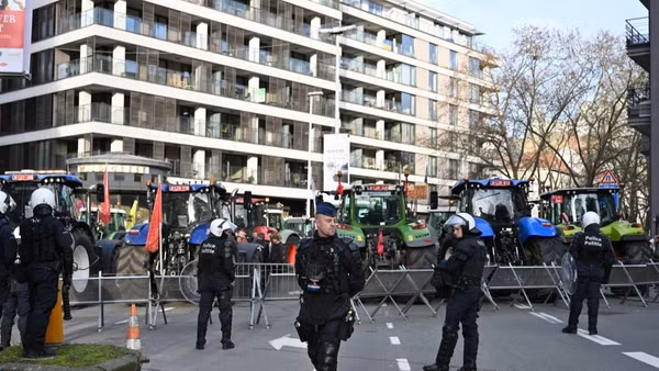 Cảnh sát làm nhiệm vụ gần tòa nhà Europa ở Brussels, Bỉ, ngày 18/12/2025. (Ảnh: Tân Hoa Xã)