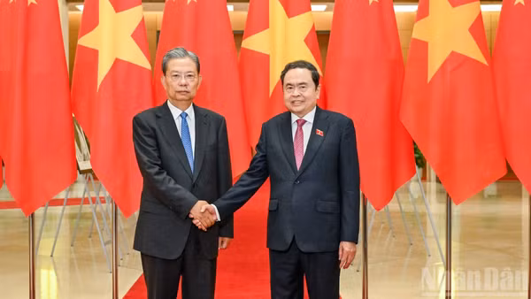 Chủ tịch Quốc hội Trần Thanh Mẫn và Ủy viên trưởng Ủy ban thường vụ Đại hội Đại biểu nhân dân toàn quốc nước Cộng hòa nhân dân Trung Hoa Triệu Lạc Tế. (Ảnh: DUY LINH)