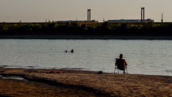 Đoạn bờ sông Danube, ở gần Dunaszentbenedek, Hungary, ngày 2/8/2026. (Ảnh: THX/TTXVN)