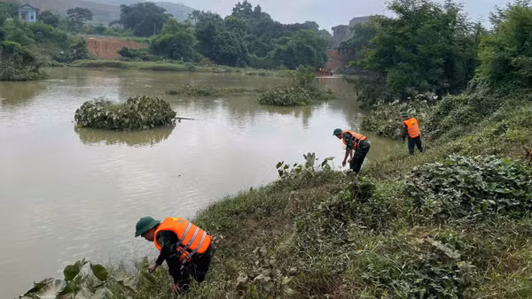 Lực lượng chức năng tìm kiếm dọc suối Linh Nham trong sáng 27/8. (Ảnh: DUY ĐỨC)