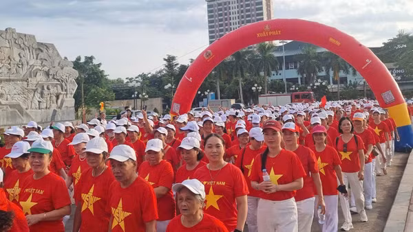 Hàng nghìn người dân nô nức tham dự chương trình ý nghĩa. (Ảnh: TUẤN SƠN)