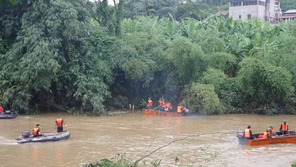 Lực lượng chức năng tìm kiếm các nạn nhân. (Ảnh: DUY ĐỨC)
