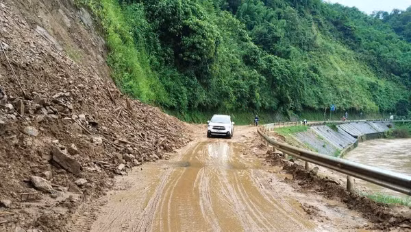 Một điểm sạt lở trên quốc lộ 3B, đoạn qua xã Bạch Thông. (Ảnh: TUẤN SƠN)