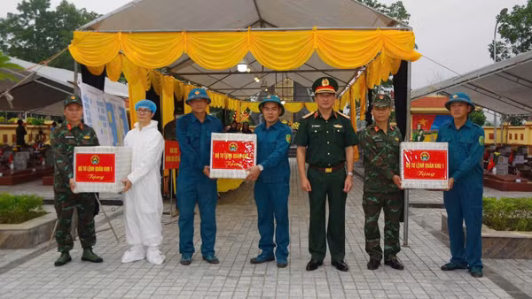 Trung tướng La Công Phương tặng quà động viên các lực lượng thực thi nhiệm vụ. (Ảnh: DUY ĐỨC)