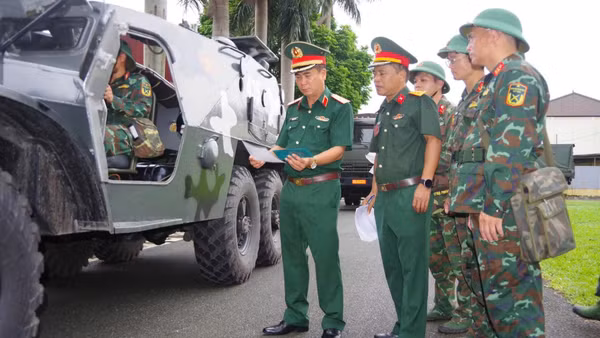 Lãnh đạo Bộ Chỉ huy Quân sự tỉnh Thái Nguyên kiểm tra công tác sẵn sàng chiến đấu tại Đại đội Trinh sát cơ giới I, Phòng Tham mưu. (Ảnh: DUY ĐỨC).