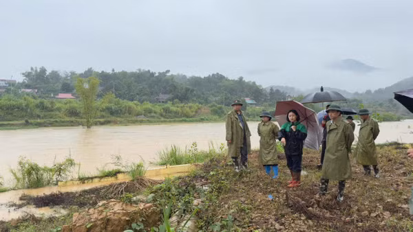 Lãnh đạo xã Na Rì kiểm tra, chỉ đạo công tác ứng phó với mưa lũ trên địa bàn. (Ảnh: Ủy ban nhân dân xã Na Rì)