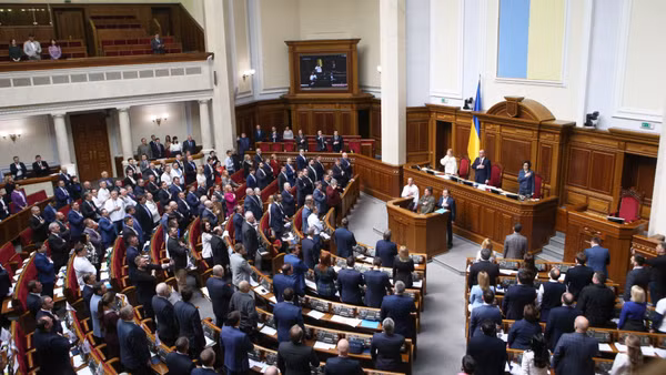 Toàn cảnh một phiên họp Quốc hội Ukraine tại Kiev. (Ảnh: THX/TTXVN)