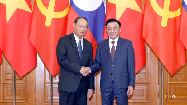 Đồng chí Trần Cẩm Tú, Ủy viên Bộ Chính trị, Thường trực Ban Bí thư chủ trì Lễ đón đồng chí Vilay Lakhamphong, Ủy viên Bộ Chính trị, Thường trực Ban Bí thư Trung ương Đảng Nhân dân Cách mạng Lào sang thăm chính thức Việt Nam, ngày 15/10/2026. (Ảnh: TTXVN)