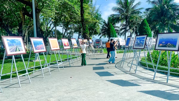 Khách tham quan triển lãm Ảnh nghệ thuật Việt Nam năm 2026 tại Nha Trang (Khánh Hòa). (Ảnh: Ban tổ chức)