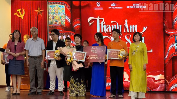 Ban tổ chức trao giải Nhất cho đội thi xuất sắc.