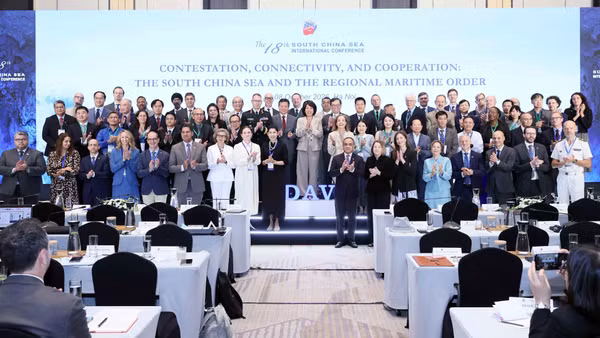 Các đại biểu chụp ảnh lưu niệm sau phiên khai mạc Hội thảo khoa học quốc tế về Biển Đông lần thứ 18, tại Hà Nội, ngày 7/10/2026. (Ảnh: TTXVN)