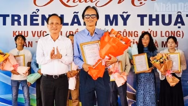 Đồng chí Phạm Văn Thiều, Phó Bí thư Tỉnh ủy, Chủ tịch Hội đồng nhân dân tỉnh Cà Mau trao giải Nhất tặng họa sĩ Lại Lâm Tùng (đơn vị tỉnh Cà Mau), với tác phẩm "Góc rừng U Minh". (Ảnh: TRỌNG DUY)