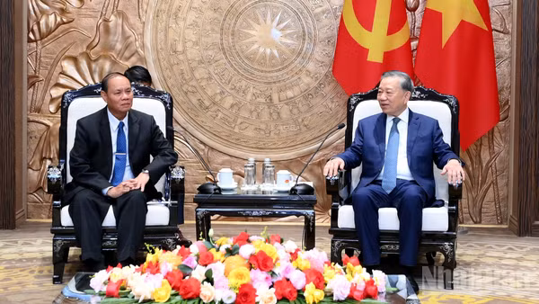 Tổng Bí thư, Chủ tịch nước Tô Lâm tiếp đồng chí Vilay Lakhamphong, Ủy viên Bộ Chính trị, Thường trực Ban Bí thư Trung ương Đảng Nhân dân Cách mạng Lào, tại Trụ sở Trung ương Đảng, ngày 15/10/2026. (Ảnh: ĐĂNG KHOA)