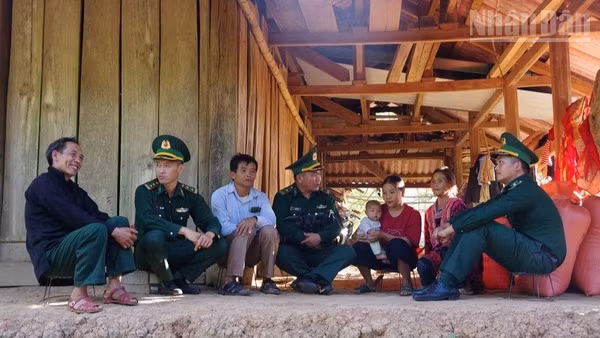 Cán bộ, chiến sĩ Đồn biên phòng Si Pa Phìn (Bộ đội Biên phòng tỉnh Điện Biên) tuyên truyền nhân dân trên địa bàn xã biên giới Si Pa Phìn cần nâng cao cảnh giác phòng, tránh tội phạm mua bán người. (Ảnh: LÊ LAN)