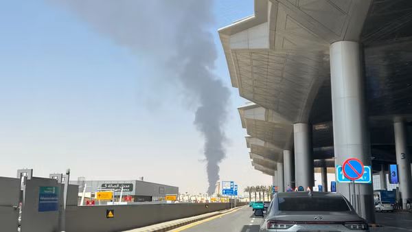 Khói bốc lên gần sân bay quốc tế King Khalid ở thủ đô Riyadh, Saudi Arabia, ngày 19/9/2026. (Ảnh: THX/TTXVN)