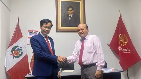 Phó Giám đốc Học viện Chính trị quốc gia Hồ Chí Minh Hoàng Phúc Lâm tặng cuốn sách “Khát vọng Việt Nam hùng cường trong kỷ nguyên mới’’ cho Tổng Bí thư Đảng Cộng sản Peru Domingo Cabrera Toro. (Ảnh: Đoàn đại biểu Đảng cộng sản Việt Nam/TTXVN)