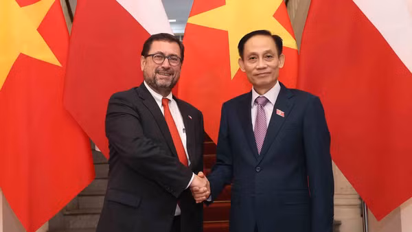 Bộ trưởng Ngoại giao Lê Hoài Trung và Bộ trưởng Ngoại giao Cộng hòa Chile Francisco Pérez Mackenna. (Ảnh: TTXVN)