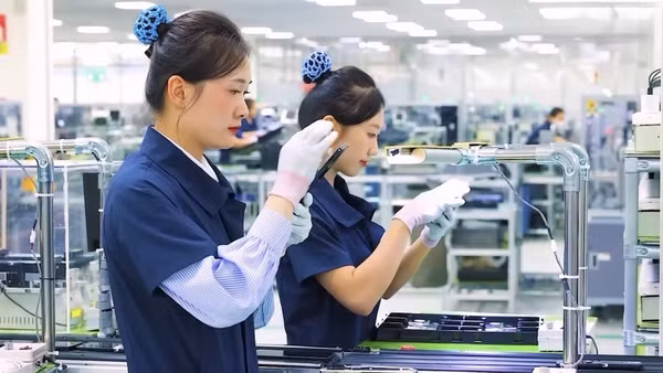 Hoạt động trong Tổ hợp công nghệ cao của Tập đoàn Samsung đầu tư tại Khu công nghiệp Yên Bình. (Ảnh: HƯƠNG LAN)