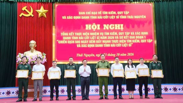 Khen thưởng các tập thể có thành tích xuất sắc. (Ảnh: TUẤN SƠN)