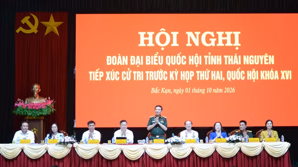 Đại tướng Phan Văn Giang, Ủy viên Bộ Chính trị, Phó Thủ tướng Chính phủ, Bộ trưởng Quốc phòng cùng Đoàn đại biểu Quốc hội tỉnh Thái Nguyên tiếp xúc cử tri 37 xã, phường phía bắc tỉnh. (Ảnh: TUẤN SƠN)