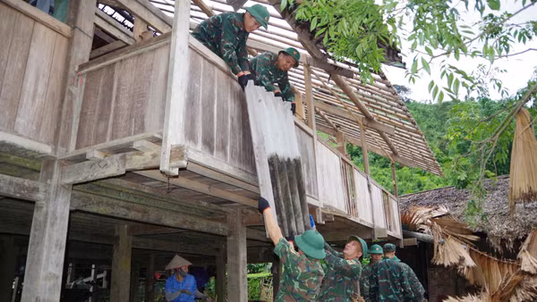 Lực lượng vũ trang tỉnh Thái Nguyên hỗ trợ xóa nhà tạm, nhà dột nát tại xã Nghĩa Tá. (Ảnh: DUY ĐỨC)