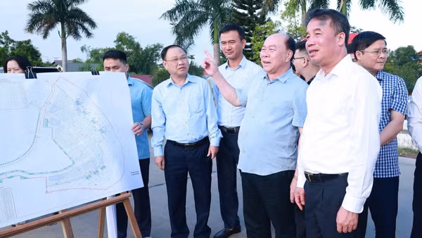 Lãnh đạo tỉnh Thái Nguyên kiểm tra dự án đầu tư xây dựng khu bến cảng bốc xếp hàng hóa Yên Bình. (Ảnh: Ủy ban nhân dân tỉnh Thái Nguyên)