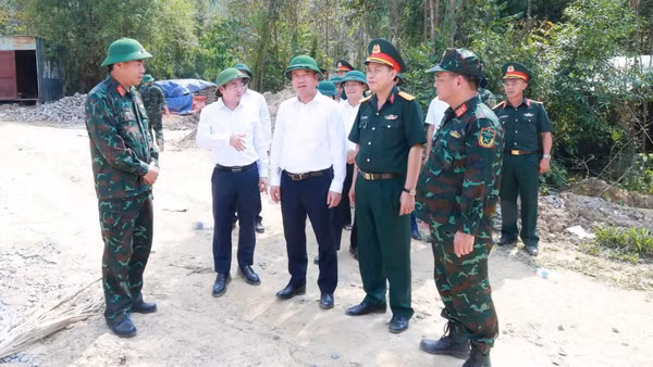 Lãnh đạo tỉnh Thái Nguyên kiểm tra công tác chuẩn bị tại thực địa. (Ảnh: DUY ĐỨC)