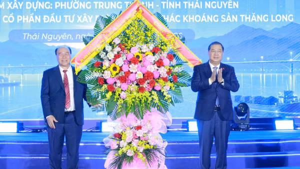 Phó Thủ tướng Thường trực Chính phủ Phạm Gia Túc tặng hoa chúc mừng chủ đầu tư dự án. (Ảnh: TUẤN SƠN).