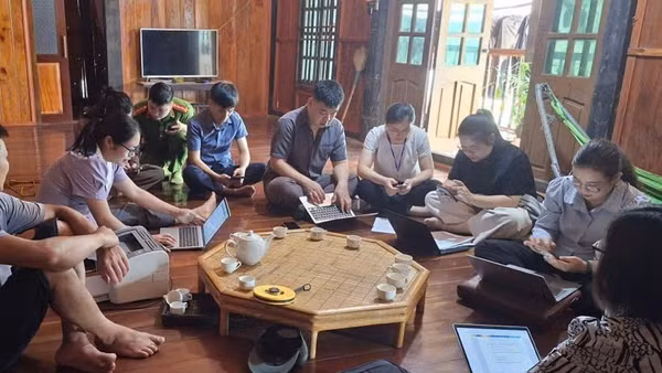 Chính quyền xã Ba Bể tuyên truyền, vận động, giải thích, hướng dẫn xử lý vi phạm tại các hộ dân. (Ảnh: Ủy ban nhân dân xã Ba Bể)