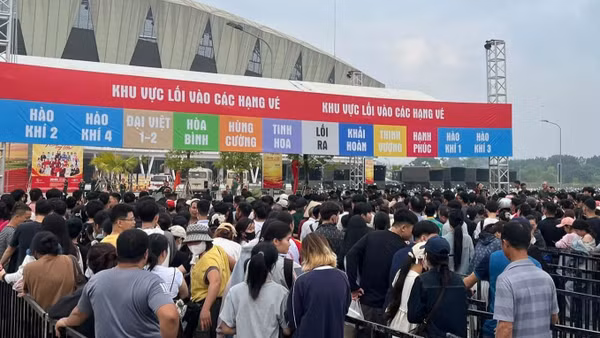 Người dân xếp hàng tại sân vận động Thái Nguyên đợi nhận vé miễn phí trong sáng 30/10. (Ảnh: Người dân cung cấp)