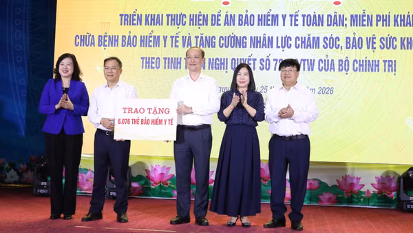 Đồng chí Đào Hồng Lan, Ủy viên Trung ương Đảng, Bộ trưởng Y tế và đồng chí Lê Hùng Sơn, Giám đốc Bảo hiểm xã hội Việt Nam trao biển hỗ trợ bảo hiểm y tế cho ngành Y tế Thái Nguyên. (Ảnh: TUẤN SƠN)