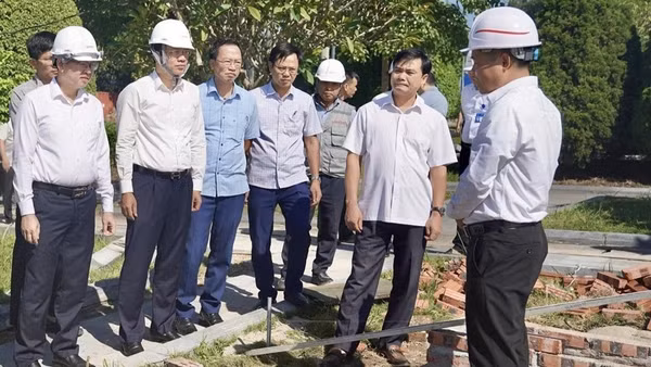Lãnh đạo tỉnh Thái Nguyên kiểm tra tiến độ tu bổ, cải tạo Nghĩa trang Liệt sĩ Dốc Lim. (Ảnh: THU TRANG)