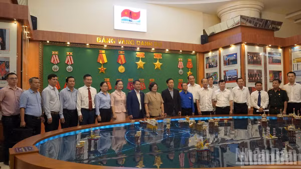 Đoàn khảo sát chụp ảnh lưu niệm với Đảng ủy Vietsovpetro. (Ảnh: Lê Đình Thìn)