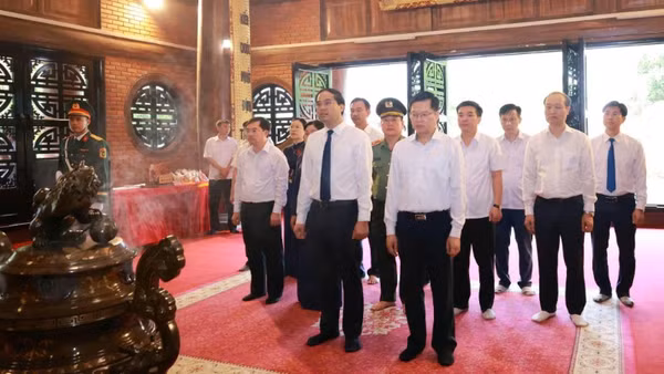 Lãnh đạo tỉnh Thái Nguyên dâng hương tại Nhà tưởng niệm Chủ tịch Hồ Chí Minh ở Đèo De, xã Phú Đình. (Ảnh: HƯƠNG LAN)