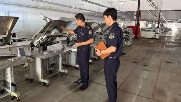 Công chức Hải quan Thái Nguyên kiểm tra tình hình sản xuất tại doanh nghiệp trong Khu công nghiệp. (Ảnh: THÁI BÌNH)