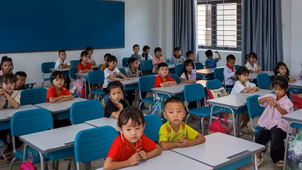 Các em học sinh Trường Phổ thông nội trú tiểu học và THCS Petrovietnam - Phong Thổ háo hức trước lễ khai giảng năm học mới. (Ảnh: HIỀN ANH)