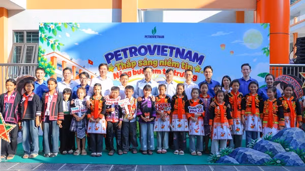 Lãnh đạo Petrovietnam chụp ảnh lưu niệm cùng thầy, cô giáo và các em học sinh Trường Phổ thông nội trú tiểu học và trung học cơ sở Petrovietnam-Phong Thổ. (Ảnh: Hoàng Anh)
