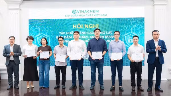 Trao Giấy chứng nhận nâng cao năng lực bảo đảm an toàn, an ninh mạng trong chuyển đổi số do Hiệp hội An ninh mạng quốc gia cấp cho các học viên. (Ảnh: THẢO HIỀN)