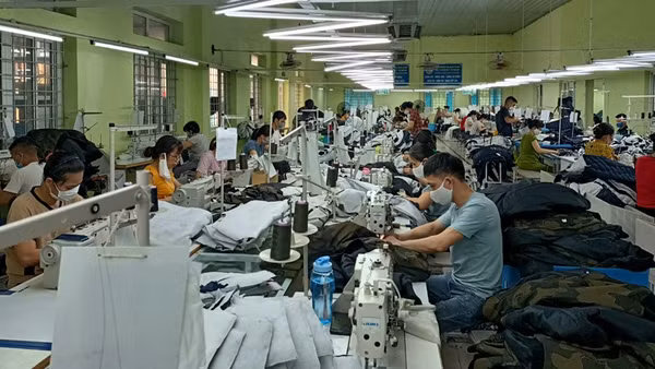 Sản xuất hàng may mặc tại Tổng Công ty cổ phần Dệt may Nam Định. (Ảnh: MINH ĐỨC)