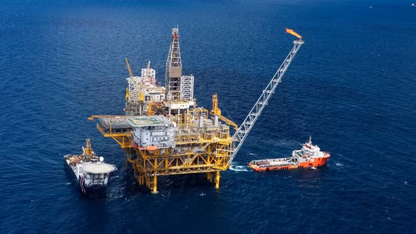 Giàn khoan dầu khí ngoài biển của Petrovietnam. (Ảnh: HIỀN ANH)
