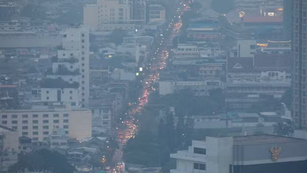 Khói mù ô nhiễm bao phủ tại Bangkok, Thái Lan. (Ảnh: THX/TTXVN)