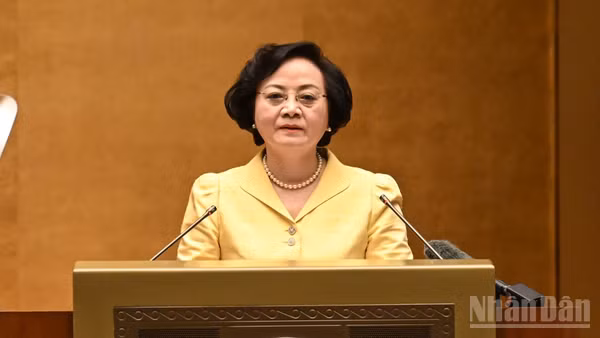 Bí thư Trung ương Đảng, Phó Thủ tướng Chính phủ Phạm Thị Thanh Trà truyền đạt những nội dung trọng tâm, cốt lõi của Kết luận số 105-KL/TW về thu hút và trọng dụng nhân tài trong các ngành, lĩnh vực mũi nhọn.