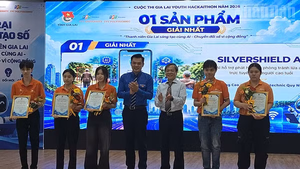 Trao giải Nhất cho đội Trường cao đẳng FPT Polytechnic Quy Nhơn. (Ảnh: PHÚC THẮNG)