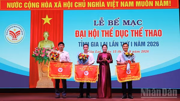 Tặng cờ, hoa cho các đơn vị nhất, nhì, ba toàn đoàn khối phường, ngành. (Ảnh: PHÚC THẮNG)