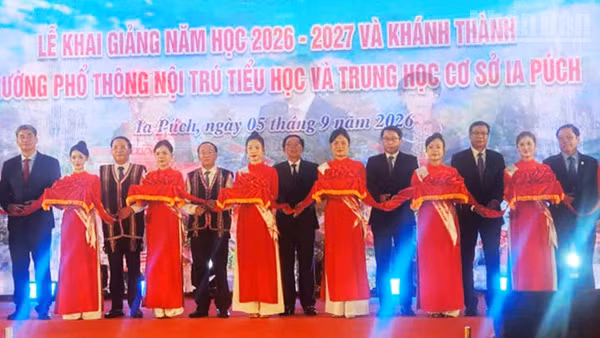 Phó Thủ tướng Hồ Quốc Dũng cắt băng khánh thành Trường phổ thông nội trú tiểu học và trung học cơ sở Ia Púch. (Ảnh: PHÚC THẮNG)