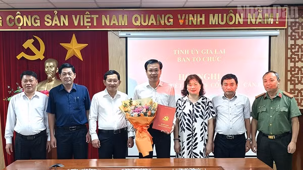 Lãnh đạo Ban Tổ chức Tỉnh ủy Gia Lai và lãnh đạo Công an tỉnh trao Quyết định, tặng hoa chúc mừng tân Phó Trưởng Ban Tổ chức Tỉnh ủy Gia Lai.