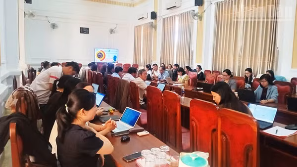 Cán bộ, công chức, viên chức xã Đức Cơ hào hứng tham gia lớp tập huấn ứng dụng trí tuệ nhân tạo.