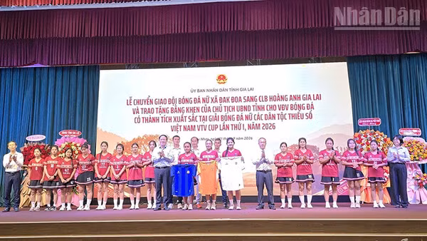 Các đại biểu trao áo đấu mới cho các cầu thủ. (Ảnh: PHÚC THẮNG)