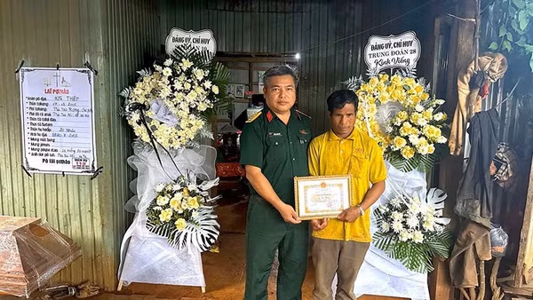 Đại diện gia đình hạ sĩ Kpă Thiêp nhận Giấy khen của Chủ tịch Ủy ban nhân dân xã Chư Sê.